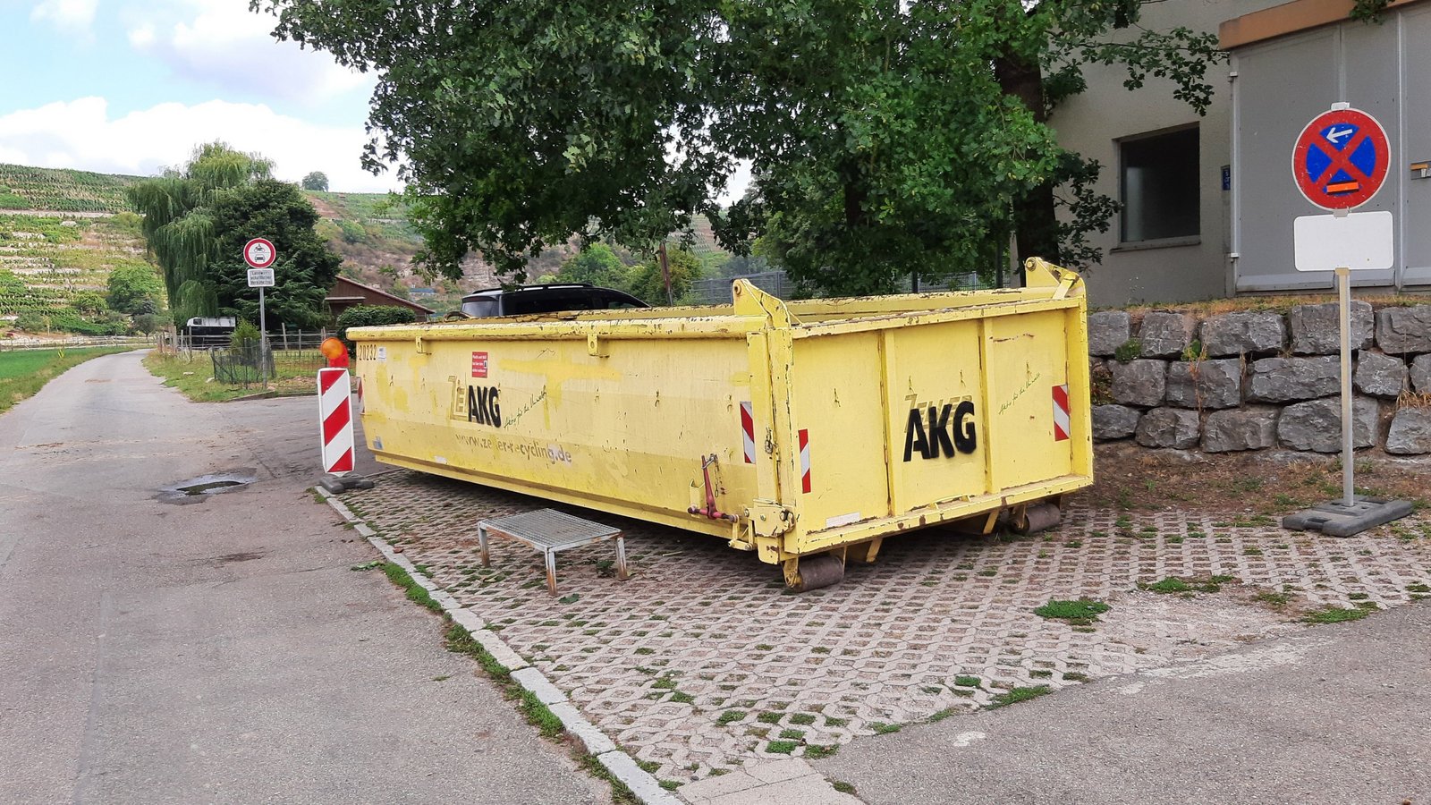 Der Häckselplatz in Mühlhausen ist seit Kurzem geschlossen, da eine Abfuhr der angelieferten Gartenabfälle wegen Schäden an der Enzbrücke derzeit nicht möglich ist. Der Stadt Mühlacker und der Enzkreis-Abfallwirtschaft ist es nun gelungen, einen alternativen Standort zumindest für den Grüngut-Container zu finden: Rasenschnitt, Laub und Pflanzenreste können ab sofort beim Bauhof im Felsenweg in den dort aufgestellten Container geworfen werden. Um Problemen bei der Abfuhr des Containers vorzubeugen, bittet Alexander Pfeiffer, Leiter der Enzkreis-Abfallwirtschaft, kein Grüngut neben dem Container abzuladen: „Der Platz rund um den Behälter ist beschränkt. Wenn dort Material liegt, kommt das Fahrzeug beim Abholen nicht richtig heran.“ Baum- und Strauchschnitt kann auf anderen Häckselplätzen abgegeben werden, beispielsweise auf dem „um’s Eck“ gelegenen zwischen Mühlhausen und Lomersheim. Die genaue Lage und Anfahrskizzen aller Häckselplätze im Enzkreis stehen im Internet auf der Entsorgungsplattform unter www.entsorgung-regional.de. Bild: Als Alternative zum derzeit geschlossenen Häckselplatz steht der Grüngut-Container für Mühlhausen nun im Felsenweg beim Bauhof. Foto: LE Der Häckselplatz in Mühlhausen ist seit Kurzem geschlossen, da eine Abfuhr der angelieferten Gartenabfälle wegen Schäden an der Enzbrücke derzeit nicht möglich ist. Der Stadt Mühlacker und der Enzkreis-Abfallwirtschaft ist es nun gelungen, einen alternativen Standort zumindest für den Grüngut-Container zu finden: Rasenschnitt, Laub und Pflanzenreste können ab sofort beim Bauhof im Felsenweg in den dort aufgestellten Container geworfen werden. Um Problemen bei der Abfuhr des Containers vorzubeugen, bittet Alexander Pfeiffer, Leiter der Enzkreis-Abfallwirtschaft, kein Grüngut neben dem Container abzuladen: „Der Platz rund um den Behälter ist beschränkt. Wenn dort Material liegt, kommt das Fahrzeug beim Abholen nicht richtig heran.“ Baum- und Strauchschnitt kann auf anderen Häckselplätzen abgegeben werden, beispielsweise auf dem „um’s Eck“ gelegenen zwischen Mühlhausen und Lomersheim. Die genaue Lage und Anfahrskizzen aller Häckselplätze im Enzkreis stehen im Internet auf der Entsorgungsplattform unter www.entsorgung-regional.de. Bild: Als Alternative zum derzeit geschlossenen Häckselplatz steht der Grüngut-Container für Mühlhausen nun im Felsenweg beim Bauhof. Foto: LE