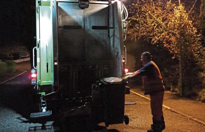 Grund zum Schimpfen hatte in Aurich gestern am hellen Morgen der Mitarbeiter der Müllabfuhr. Aufgrund der Parksituation am Straßenrand sei oft fast kein Durchkommen. Der Feuerwehr wird es im Ernstfall nicht anders gehen. Foto: Rücker