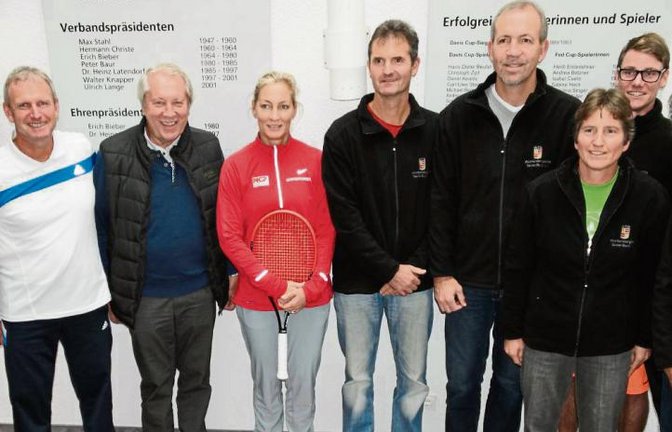 Tennis-Fachsimpeln mit WTB-Cheftrainer Michael Wennagel (links), Bundestrainerin Barbara Rittner (in Rot) und den TVV-Trainern Sascha Wennagel und Petra Dobusch (von rechts). Foto: privat