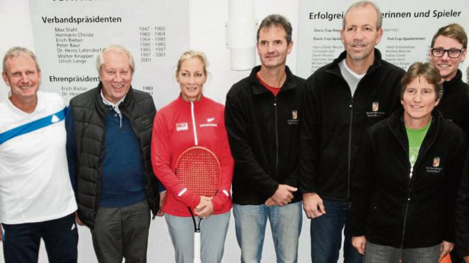 Tennis-Fachsimpeln mit WTB-Cheftrainer Michael Wennagel (links), Bundestrainerin Barbara Rittner (in Rot) und den TVV-Trainern Sascha Wennagel und Petra Dobusch (von rechts). Foto: privat Tennis-Fachsimpeln mit WTB-Cheftrainer Michael Wennagel (links), Bundestrainerin Barbara Rittner (in Rot) und den TVV-Trainern Sascha Wennagel und Petra Dobusch (von rechts). Foto: privat