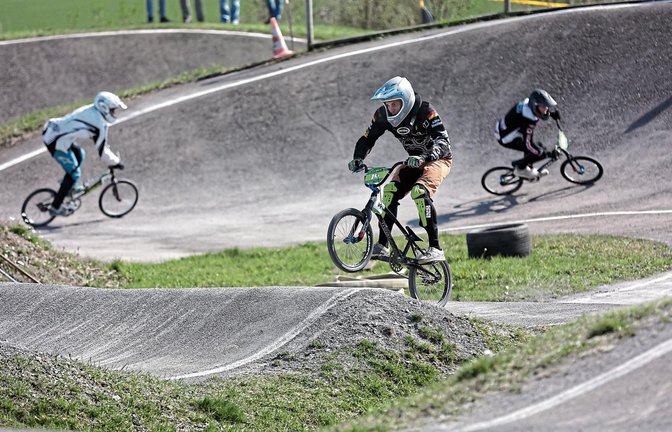 Geht mit gutem Beispiel voran: Der MSC-Vorsitzende Lars Helfer (Mitte) tritt im Wettbewerb der Beginners selbst in die Pedale und führt das Feld seiner Klasse mit großem Vorsprung an.   Foto: Küppers