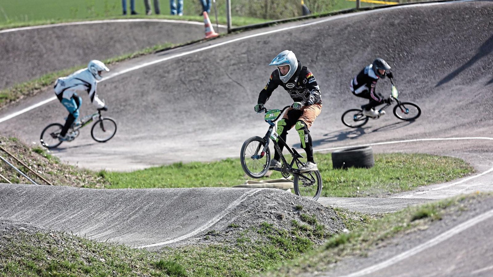 Geht mit gutem Beispiel voran: Der MSC-Vorsitzende Lars Helfer (Mitte) tritt im Wettbewerb der Beginners selbst in die Pedale und führt das Feld seiner Klasse mit großem Vorsprung an. Foto: Küppers Geht mit gutem Beispiel voran: Der MSC-Vorsitzende Lars Helfer (Mitte) tritt im Wettbewerb der Beginners selbst in die Pedale und führt das Feld seiner Klasse mit großem Vorsprung an. Foto: Küppers