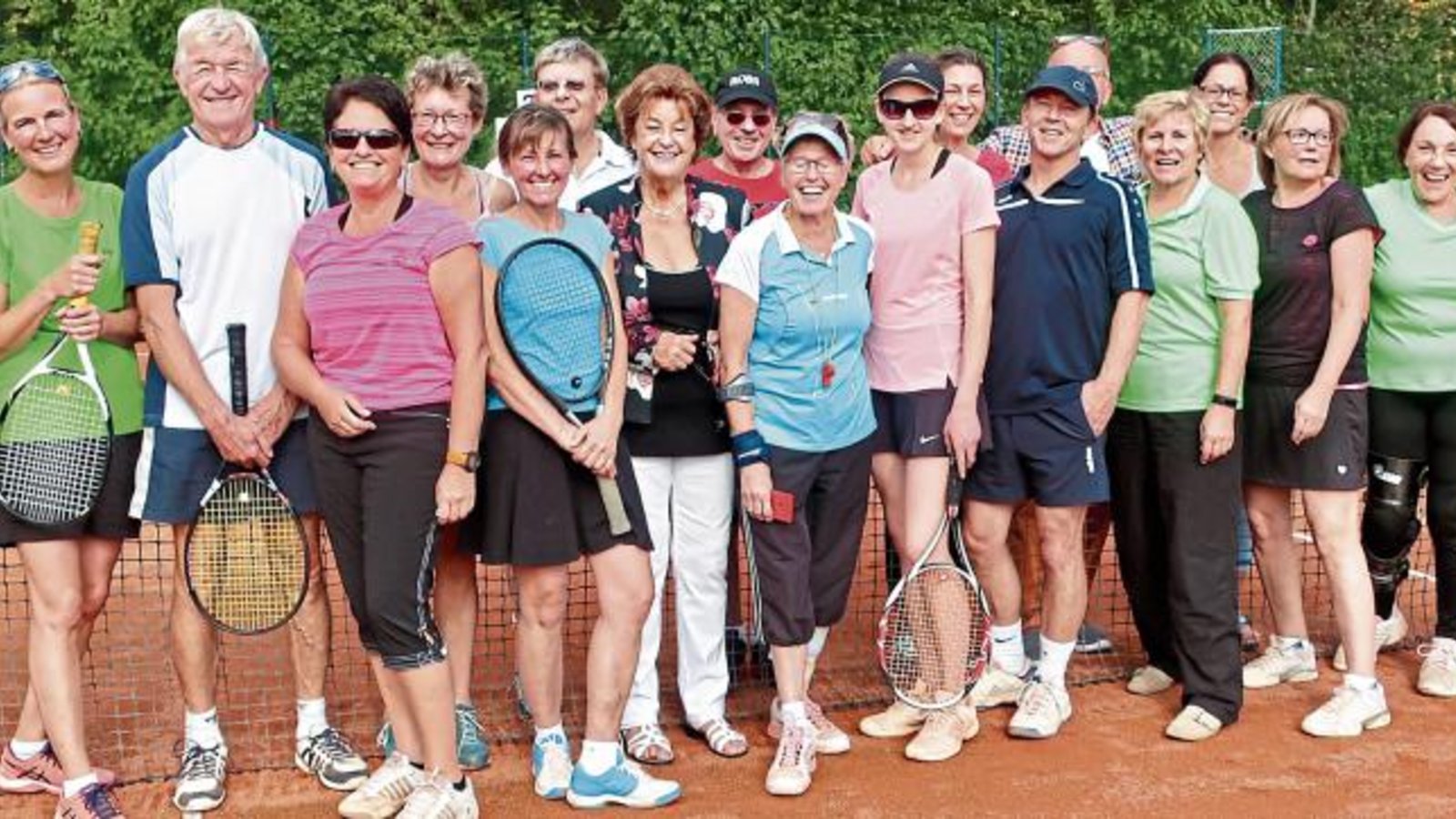 Die Tennisspieler freuen sich über einen rundum gelungenen Saisonabschluss.   Foto: p