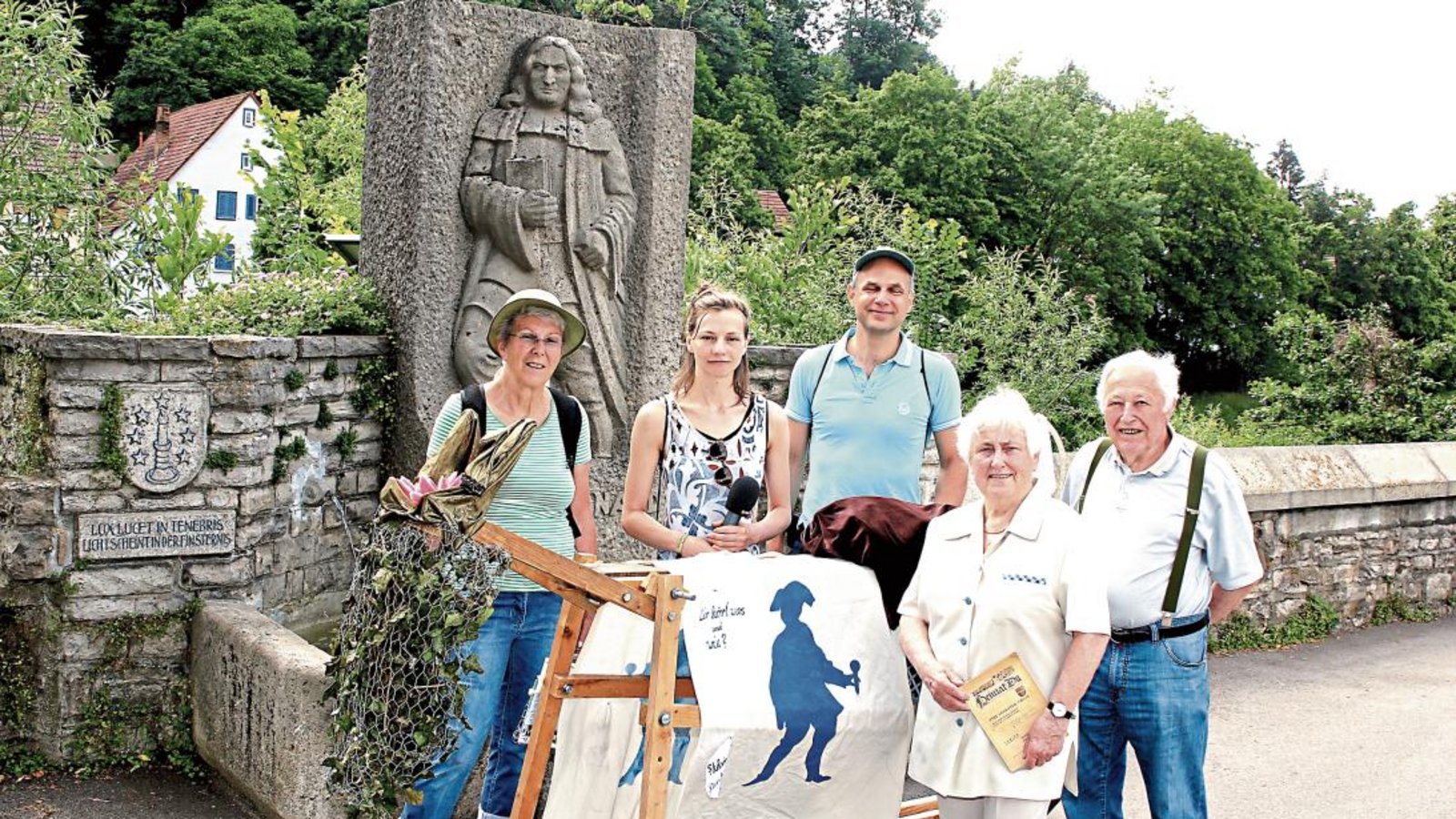 Vor dem Start zur Etappe nach Pinache am Arnaud-Brunnen am Dürrmenzer Marktplatz: Ilse Beuchle (von links), Ana Berkenhoff, Roland Siegwald, Heide Boger und Karl Vinnay. Dem rollenden hölzenen Esel blieb freilich der Aufstieg auf die „Platte“ erspart.  Foto: Kollros