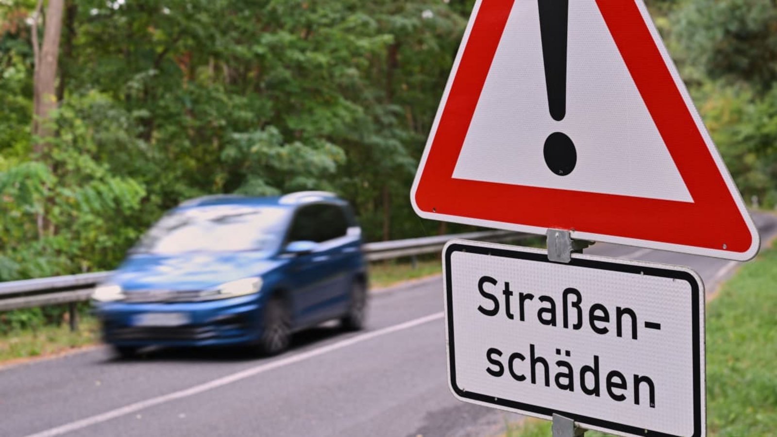 Das Geld aus dem Sondervermögen fließt in Deutschland auch in die Sanierung von Straßen.Patrick Pleul/dpa