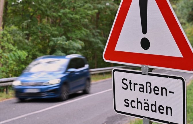 Das Geld aus dem Sondervermögen fließt in Deutschland auch in die Sanierung von Straßen.<span class='image-autor'>Patrick Pleul/dpa</span>
