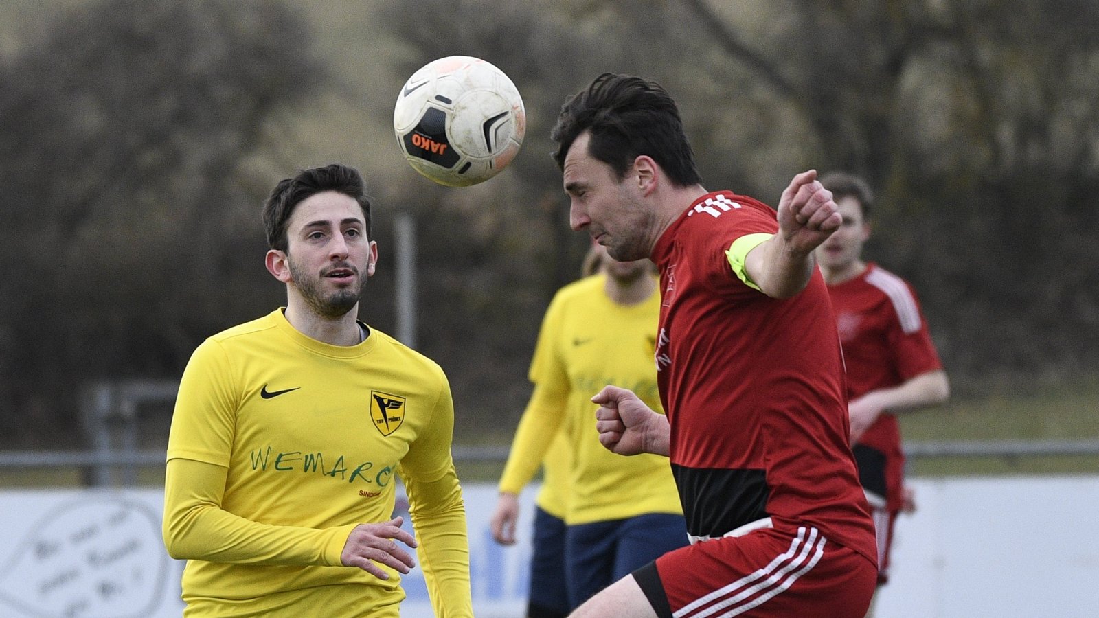 Philipp Rank (rechts) köpft den Ball vor Lomersheims Hasan Kolbasar weg. Am Ende hat Großglattbach mit 2:0 die Nase vorn. Foto: Leitner Philipp Rank (rechts) köpft den Ball vor Lomersheims Hasan Kolbasar weg. Am Ende hat Großglattbach mit 2:0 die Nase vorn. Foto: Leitner