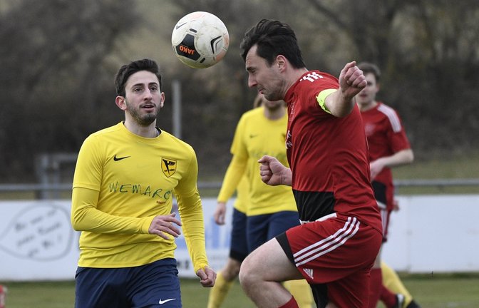 Philipp Rank (rechts) köpft den Ball vor Lomersheims Hasan Kolbasar weg. Am Ende hat Großglattbach mit 2:0 die Nase vorn. <span class='image-autor'>Foto: Leitner</span>
