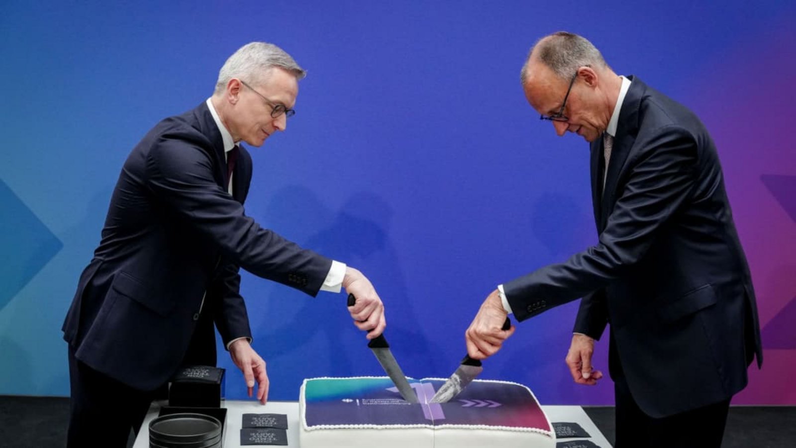 Feierten im Mai Einjähriges: Karsten Wildberger (CDU, l), Bundesminister für Digitalisierung und Staatsmodernisierung, und Bundeskanzler Friedrich Merz (CDU) samt Torte beim ersten Geburtstag des neuen Ressorts.Kay Nietfeld/dpa Feierten im Mai Einjähriges: Karsten Wildberger (CDU, l), Bundesminister für Digitalisierung und Staatsmodernisierung, und Bundeskanzler Friedrich Merz (CDU) samt Torte beim ersten Geburtstag des neuen Ressorts.Kay Nietfeld/dpa