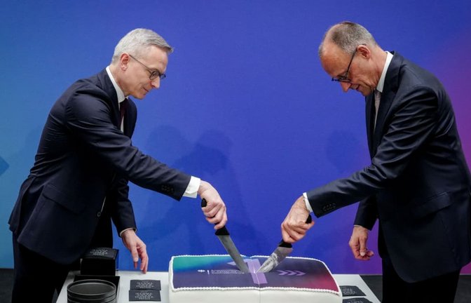 Feierten im Mai Einjähriges: Karsten Wildberger (CDU, l), Bundesminister für Digitalisierung und Staatsmodernisierung, und Bundeskanzler Friedrich Merz (CDU) samt Torte beim ersten Geburtstag des neuen Ressorts.<span class='image-autor'>Kay Nietfeld/dpa</span>