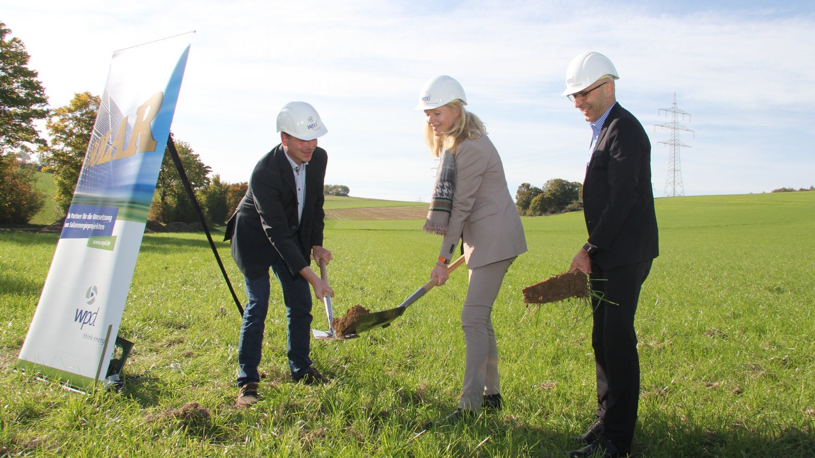 Spatenstich mit vereinten Kräften (von links): Wiernsheims Bürgermeister Matthias Enz, Umweltministerin Thekla Walker und WPD-Vorstand Hartmut Brösamle. Foto: Banholzer Spatenstich mit vereinten Kräften (von links): Wiernsheims Bürgermeister Matthias Enz, Umweltministerin Thekla Walker und WPD-Vorstand Hartmut Brösamle. Foto: Banholzer