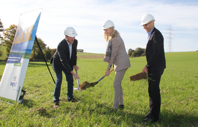 Spatenstich mit vereinten Kräften (von links): Wiernsheims Bürgermeister Matthias Enz, Umweltministerin Thekla Walker und WPD-Vorstand Hartmut Brösamle.  <span class='image-autor'>Foto: Banholzer</span>