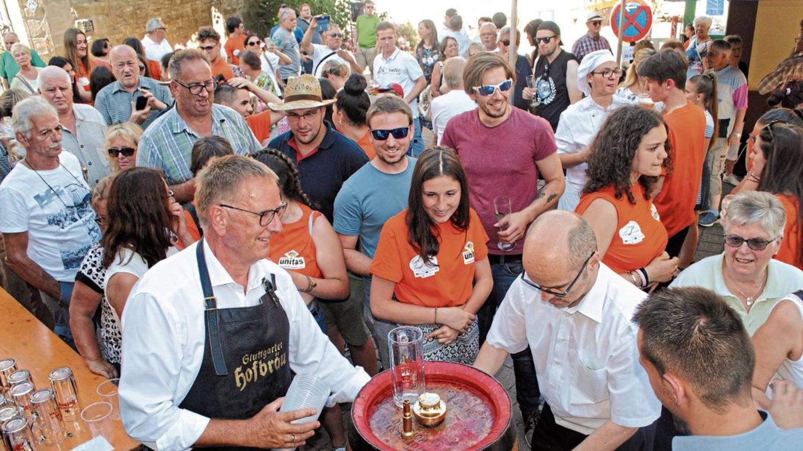 Der traditionelle Fassanstich eröffnete am Samstag das 46- Illinger Dorf- und Kelterfest.. Fotos: Stahlfeld Der traditionelle Fassanstich eröffnete am Samstag das 46- Illinger Dorf- und Kelterfest.. Fotos: Stahlfeld