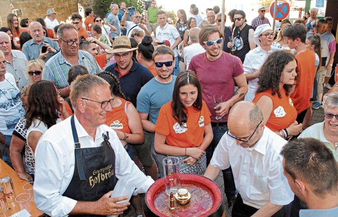 Der traditionelle Fassanstich eröffnete am Samstag das 46- Illinger Dorf- und Kelterfest.. Fotos: Stahlfeld