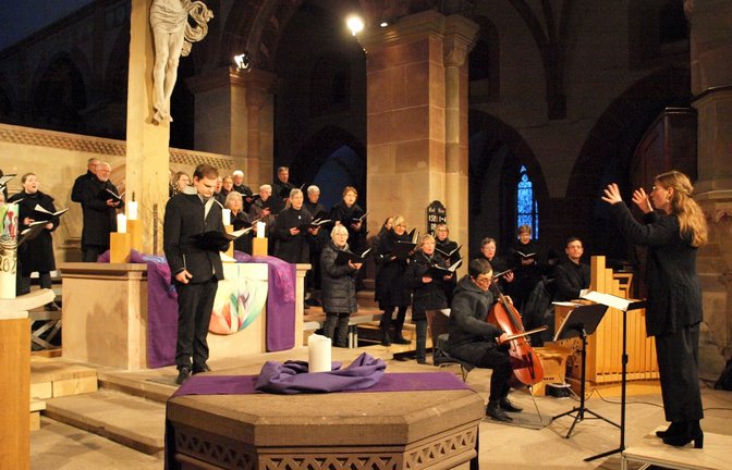 Mit sichtbarer Freude folgen hier die Choristen dem Dirigat von Kantorin Julia Klöpfer. An der Orgel Kantor Thorsten Hülsemann.  <span class='image-autor'>Foto: Filitz</span>