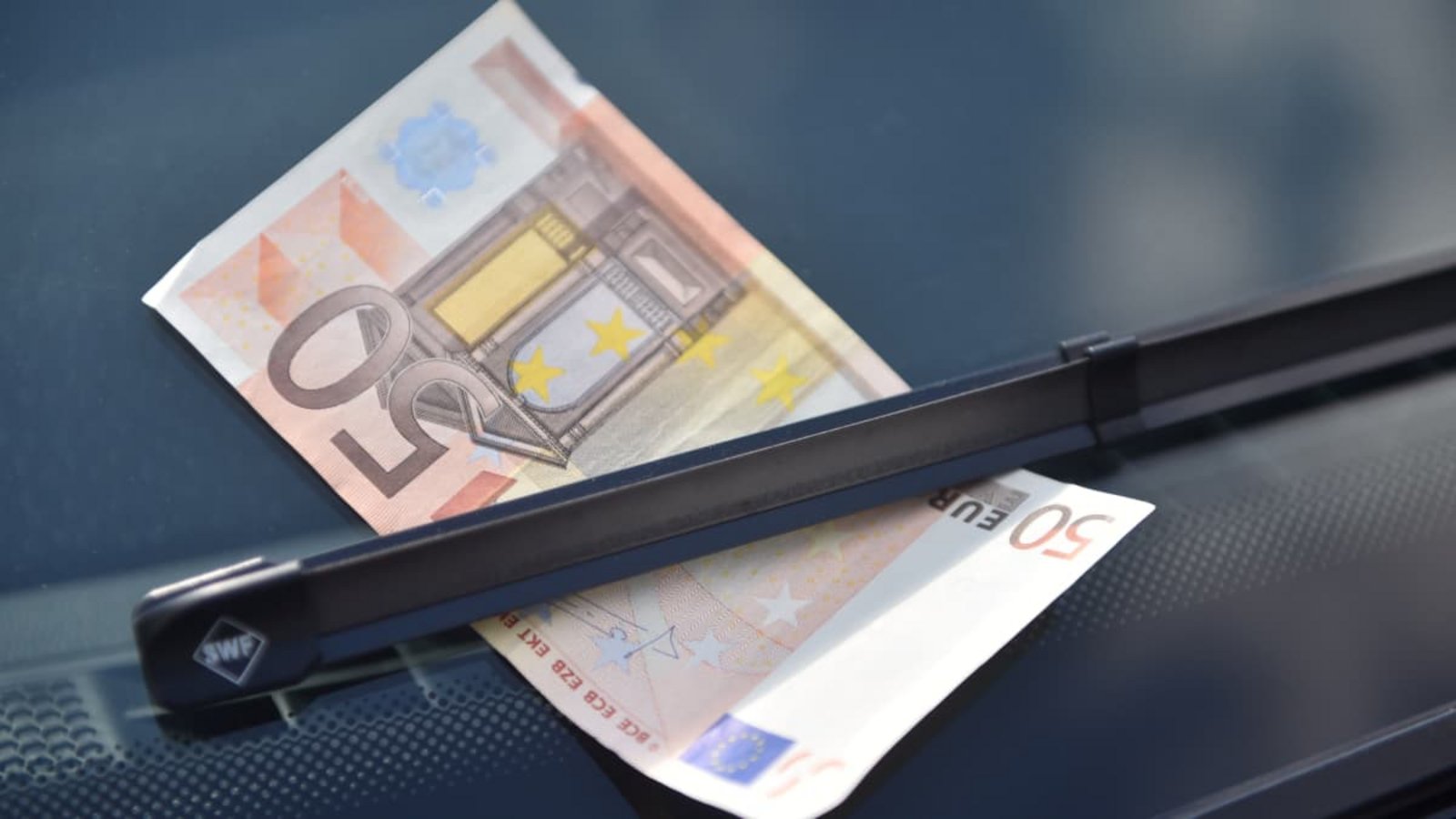 Ein 50 Euro Schein klemmt unter einem Scheibenwischer eines Autos. (Symbolbild)picture alliance / Lino Mirgeler/dpa Ein 50 Euro Schein klemmt unter einem Scheibenwischer eines Autos. (Symbolbild)picture alliance / Lino Mirgeler/dpa