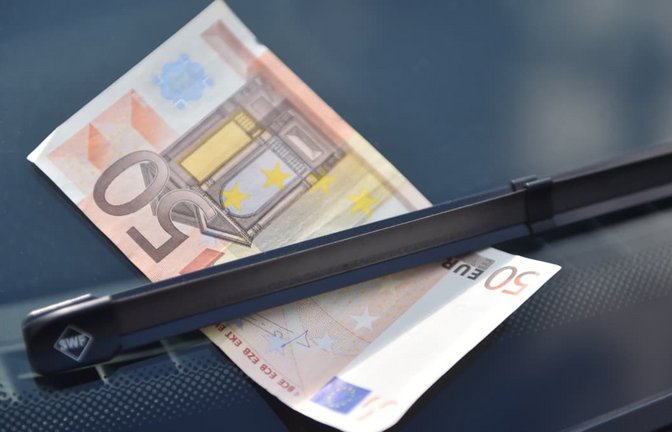 Ein 50 Euro Schein klemmt unter einem Scheibenwischer eines Autos. (Symbolbild)<span class='image-autor'>picture alliance / Lino Mirgeler/dpa</span>