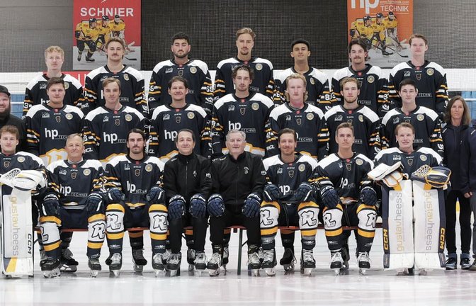 Das Aufgebot der Stuttgart Rebels für die neue Oberliga-Saison. Hinten von links: Ben Holden, Calvin Fischer, Emre Yamak, Xaver Tippmann, Adam Zoweil, Kalvyn Watson und Daniel Pronin. Mitte von links: Teammanager Daniel Karbula, Jayden Schubert, Elvis Gorontzy-Slack, Owen Lalonde, Fabian Renner, Mack Stewart, David Kirchhoff, Reagan Poncelet, Physiotherapeutin Kathrin Eickelpasch und Physiotherapeut Christian Eickelpasch. Vorne von links: Daniel Allavena, Jannik Herm, Toni Ritter, Torwart-Trainer Mark Milic, Trainer Tom Coolen, Matthew Pistilli, Vincent Schlenker und Nick Vieregge.<span class='image-autor'>Günter&nbsp; Bergmann</span>