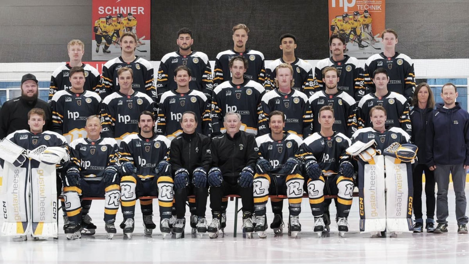 Das Aufgebot der Stuttgart Rebels für die neue Oberliga-Saison. Hinten von links: Ben Holden, Calvin Fischer, Emre Yamak, Xaver Tippmann, Adam Zoweil, Kalvyn Watson und Daniel Pronin. Mitte von links: Teammanager Daniel Karbula, Jayden Schubert, Elvis Gorontzy-Slack, Owen Lalonde, Fabian Renner, Mack Stewart, David Kirchhoff, Reagan Poncelet, Physiotherapeutin Kathrin Eickelpasch und Physiotherapeut Christian Eickelpasch. Vorne von links: Daniel Allavena, Jannik Herm, Toni Ritter, Torwart-Trainer Mark Milic, Trainer Tom Coolen, Matthew Pistilli, Vincent Schlenker und Nick Vieregge.Günter Bergmann Das Aufgebot der Stuttgart Rebels für die neue Oberliga-Saison. Hinten von links: Ben Holden, Calvin Fischer, Emre Yamak, Xaver Tippmann, Adam Zoweil, Kalvyn Watson und Daniel Pronin. Mitte von links: Teammanager Daniel Karbula, Jayden Schubert, Elvis Gorontzy-Slack, Owen Lalonde, Fabian Renner, Mack Stewart, David Kirchhoff, Reagan Poncelet, Physiotherapeutin Kathrin Eickelpasch und Physiotherapeut Christian Eickelpasch. Vorne von links: Daniel Allavena, Jannik Herm, Toni Ritter, Torwart-Trainer Mark Milic, Trainer Tom Coolen, Matthew Pistilli, Vincent Schlenker und Nick Vieregge.Günter Bergmann