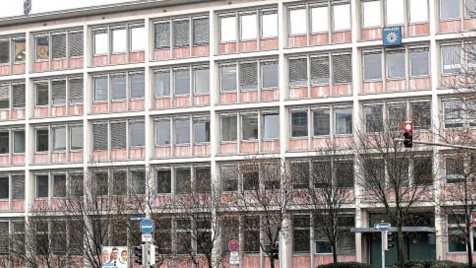 Vor 60 Jahren als Hauptpostamt erbaut, dann ab den 2000ern Polizeidirektion, anschließend Polizeirevier und ab Neujahr 2020 Sitz des neuen Polizeipräsidiums Pforzheim.   Foto: Kollros