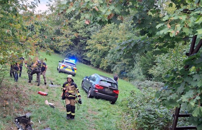 Polizei und Feuerwehr stehen nach einer Verfolgungsjagd neben einem Auto in einem Waldstück. Ein 17-Jähriger hat sich bei Passau in einem gestohlenem Auto eine Verfolgungsjagd mit der Polizei geliefert. Dabei baute er mehrere Unfälle, wie die Polizei mitteilte.<span class='image-autor'>Helmuth Riedl/Zema Medien/dpa</span>