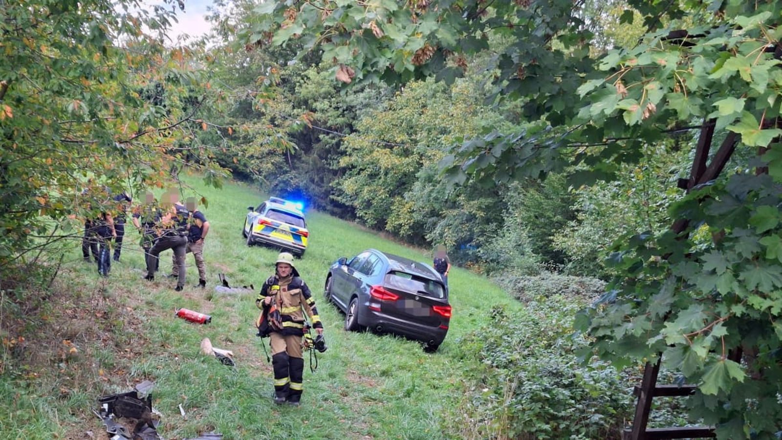 Polizei und Feuerwehr stehen nach einer Verfolgungsjagd neben einem Auto in einem Waldstück. Ein 17-Jähriger hat sich bei Passau in einem gestohlenem Auto eine Verfolgungsjagd mit der Polizei geliefert. Dabei baute er mehrere Unfälle, wie die Polizei mitteilte.Helmuth Riedl/Zema Medien/dpa Polizei und Feuerwehr stehen nach einer Verfolgungsjagd neben einem Auto in einem Waldstück. Ein 17-Jähriger hat sich bei Passau in einem gestohlenem Auto eine Verfolgungsjagd mit der Polizei geliefert. Dabei baute er mehrere Unfälle, wie die Polizei mitteilte.Helmuth Riedl/Zema Medien/dpa