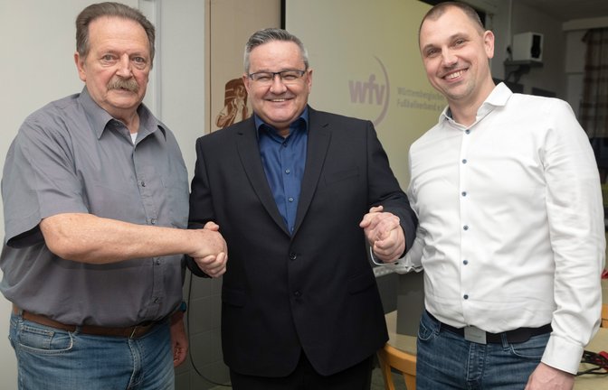 Eckart Streckfuß (links) übergibt sein Amt als Schiedsrichter-Obmann an Tobias Lauber (rechts). Der Bezirksvorsitzende Ingo Ernst gratuliert beiden. <span class='image-autor'>Foto: Henkel</span>