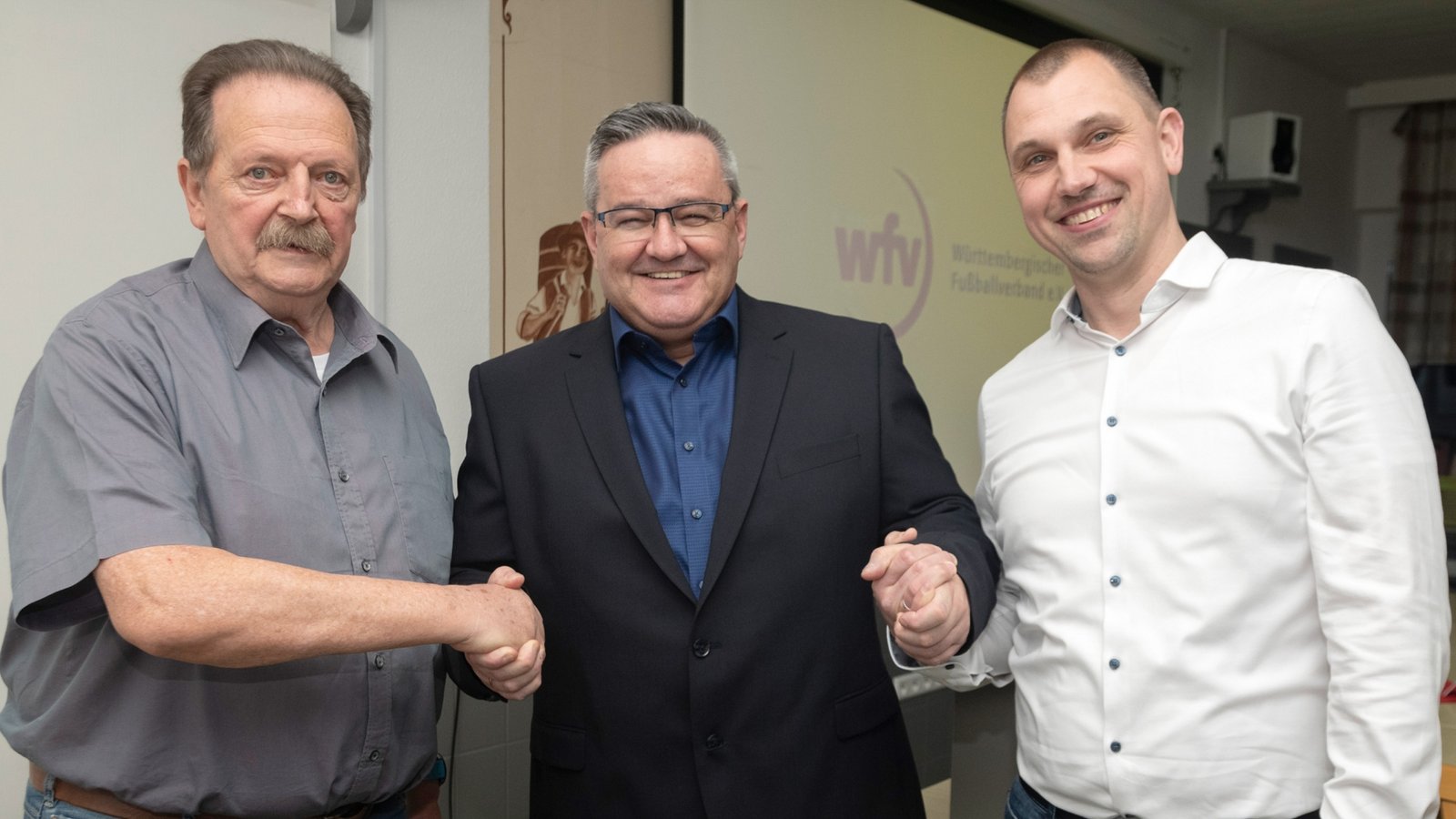 Eckart Streckfuß (links) übergibt sein Amt als Schiedsrichter-Obmann an Tobias Lauber (rechts). Der Bezirksvorsitzende Ingo Ernst gratuliert beiden. Foto: Henkel