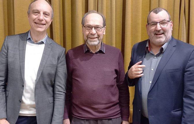 Etwas eher Seltenes gab es während der Enzweihinger Bibeltage zu sehen – drei Generationen von Pfarrern der evangelischen Kirchengemeinde Enzweihingen auf einem Bild: Jochen Hägele, Vor-Vorgänger Hermann Strecker und Amtsvorgänger Matthias Hanßmann (von links nach rechts). <span class='image-autor'>Foto: Pfisterer</span>