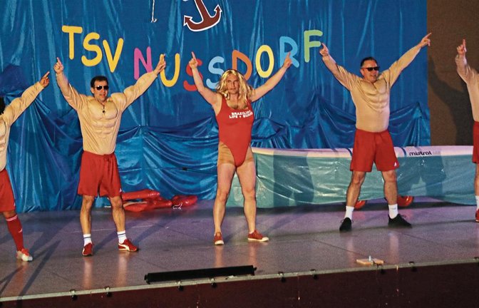 Die Alten Herren des TSV Nussdorf entführen die Besucher der Jahresabschlussfeier nach Malibu, wo sie als Rettungsschwimmer ihr Können zeigen.  Fotos: p