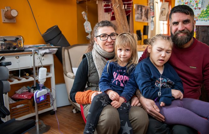 Amys Erkrankung stellt selbst Mediziner vor ein Rätsel. Doch Michaela, Salomé, Amy und Jonas Viehöver (von links) halten zusammen.  <span class='image-autor'>Foto: Kalb</span>
