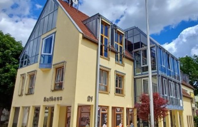 Im Sersheimer Rathaus wird auf eine Besserung der Finanzsituation bis zum Jahresende gehofft. Archivfoto: Rücker