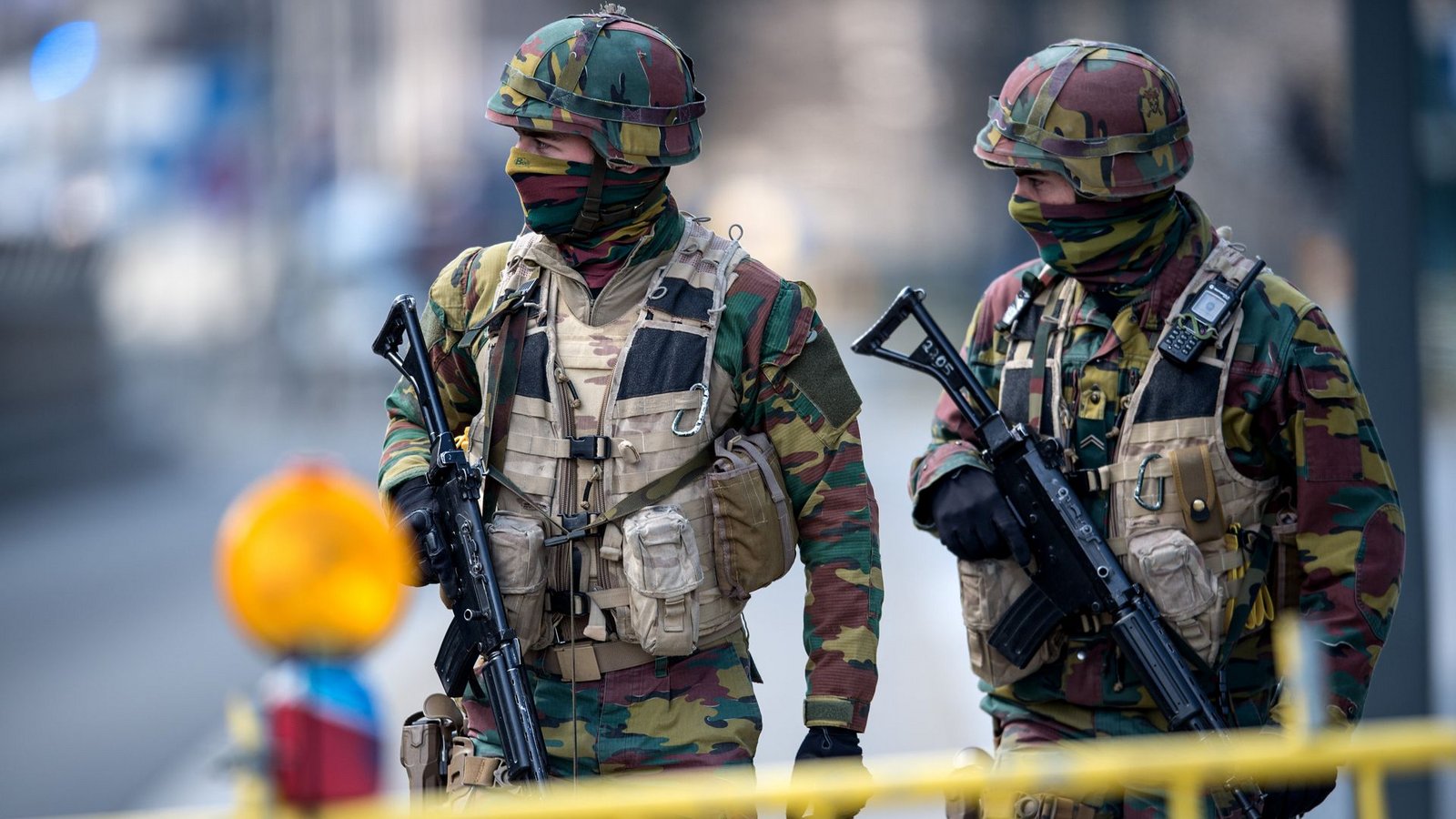 Soldaten sichern in Belgien die Straßen, wenn Terrorgefahr herrscht. Ein Skandal in ihren Reihen wirft nun einen Schatten auf die Truppe.Foto: dpa/Federico Gambarini
