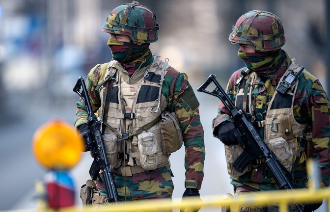 Soldaten sichern in Belgien die Straßen, wenn Terrorgefahr herrscht. Ein Skandal in ihren Reihen wirft nun einen Schatten auf die Truppe.<span class='image-autor'>Foto: dpa/Federico Gambarini</span>
