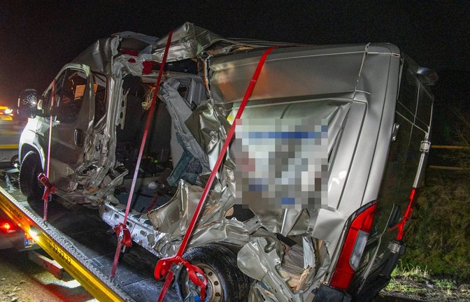 Der Transporter wurde vom Zug erfasst.<span class='image-autor'>Foto: 7aktuell.de</span>