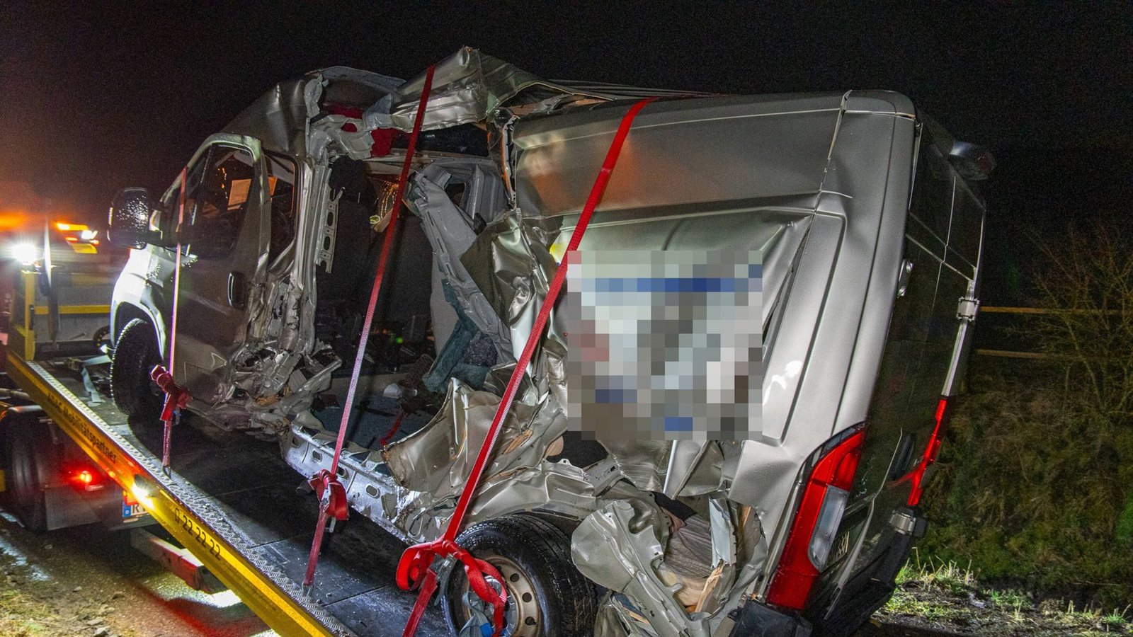 Der Transporter wurde vom Zug erfasst.Foto: 7aktuell.de
