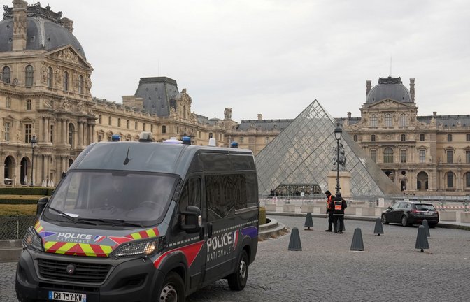 Gut sechs Wochen nach dem Kronjuwelen-Diebstahl im Pariser Louvre sitzen alle Tatverdächtigen in Untersuchungshaft (Archivfoto).<span class='image-autor'>Foto: Thibault Camus/AP/dpa/Thibault Camus</span>