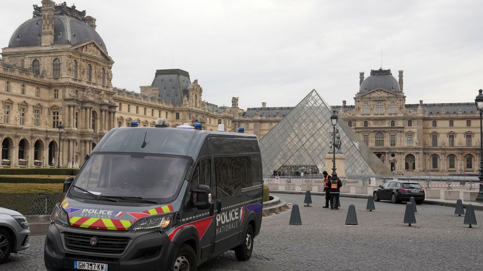 Gut sechs Wochen nach dem Kronjuwelen-Diebstahl im Pariser Louvre sitzen alle Tatverdächtigen in Untersuchungshaft (Archivfoto).Foto: Thibault Camus/AP/dpa/Thibault Camus Gut sechs Wochen nach dem Kronjuwelen-Diebstahl im Pariser Louvre sitzen alle Tatverdächtigen in Untersuchungshaft (Archivfoto).Foto: Thibault Camus/AP/dpa/Thibault Camus