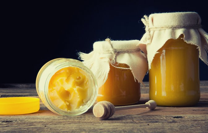 Wie kann man harten Honig wieder flüssig machen?<span class='image-autor'>Foto: inventbbart/Shutterstock</span>