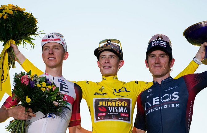 Tour-de-France-Sieger Jonas Vingegaard (M), der Zweitplatzierte Tadej Pogacar (l), und der Drittplatzierte Geraint Thomas.<span class='image-autor'>Foto: Thibault Camus/AP/dpa</span>