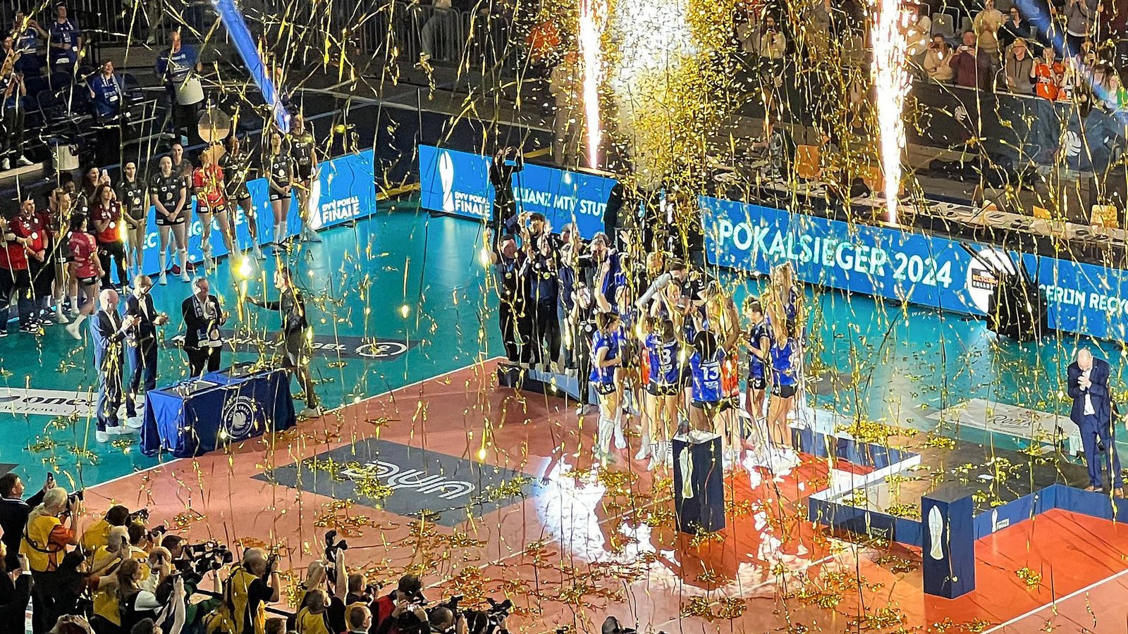 2024 feierten die Volleyballerinnen von Allianz MTV Stuttgart in der Mannheimer SAP-Arena ihren bislang letzten Pokalsieg.Foto: Baumann 2024 feierten die Volleyballerinnen von Allianz MTV Stuttgart in der Mannheimer SAP-Arena ihren bislang letzten Pokalsieg.Foto: Baumann