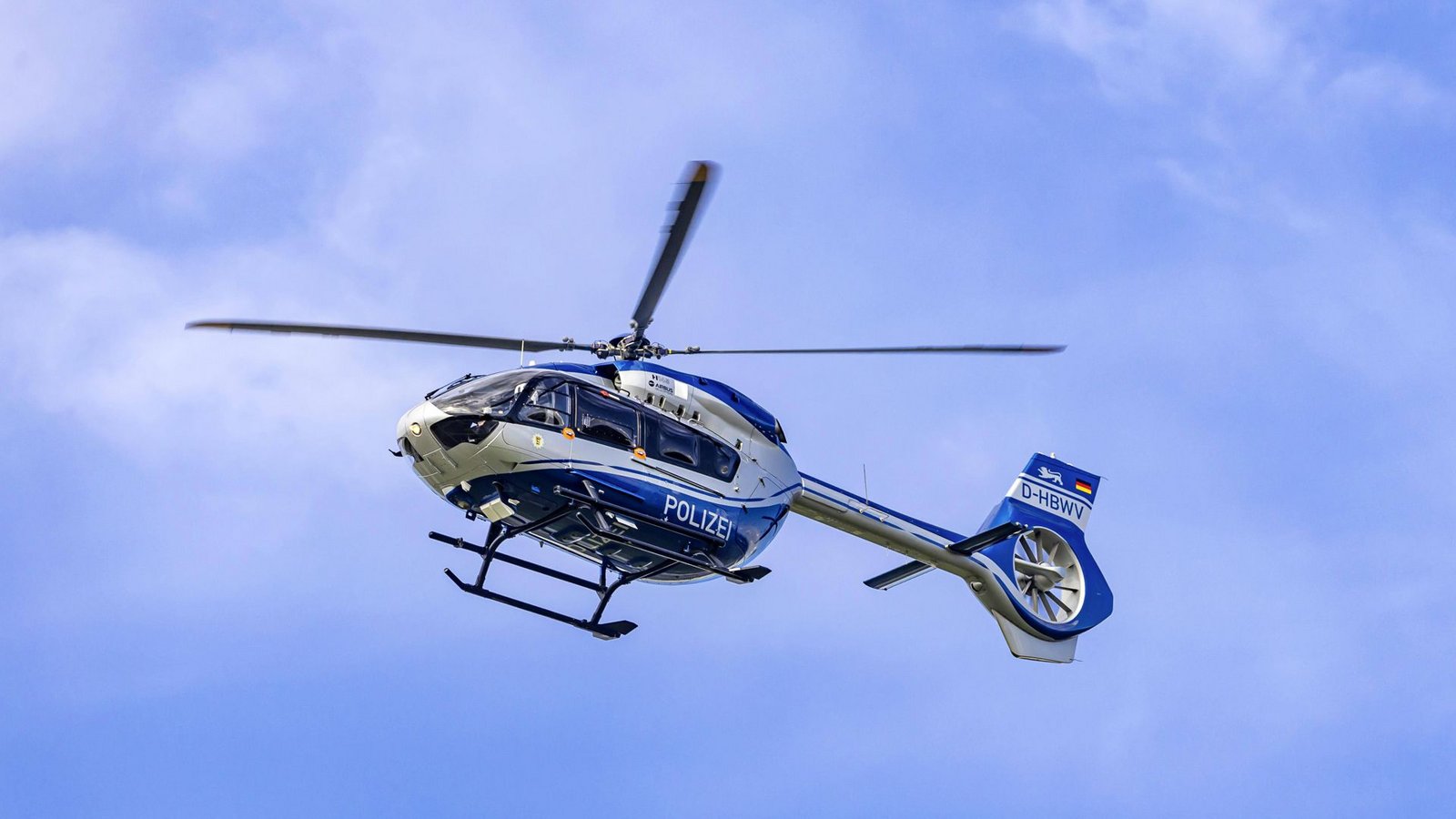 Die Polizei setzte bei der Fahndung auch einen Hubschrauber ein. (Symbolfoto)Foto: IMAGO/Arnulf Hettrich Die Polizei setzte bei der Fahndung auch einen Hubschrauber ein. (Symbolfoto)Foto: IMAGO/Arnulf Hettrich