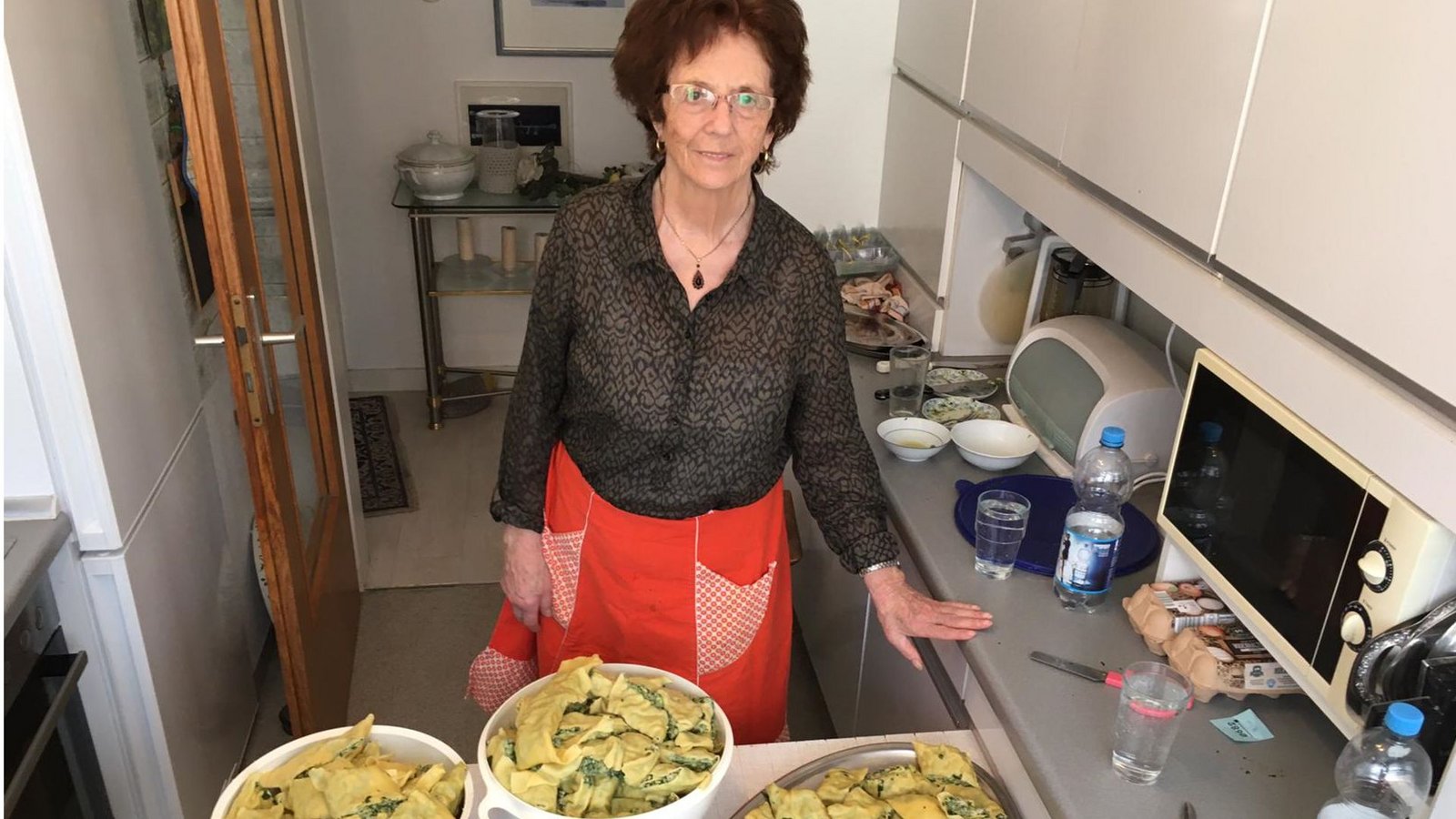 Es ist vollbracht: Gertrud Hörner mit ihrer reichen Maultaschenernte.Foto: Decksmann