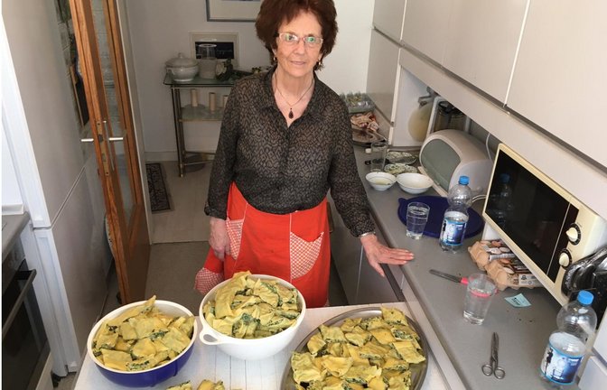 Es ist vollbracht: Gertrud Hörner mit ihrer reichen Maultaschenernte.<span class='image-autor'>Foto: Decksmann</span>