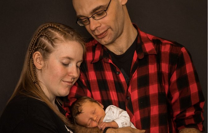 Jennifer Spohn und Jean-Michel Althans halten ihren Sohn im Arm. Die aufregende Geburt während der Autofahrt im Saukopftunnel hat das Baby nicht sonderlich beeindruckt.<span class='image-autor'>Foto: privat/
Timo Roth</span>