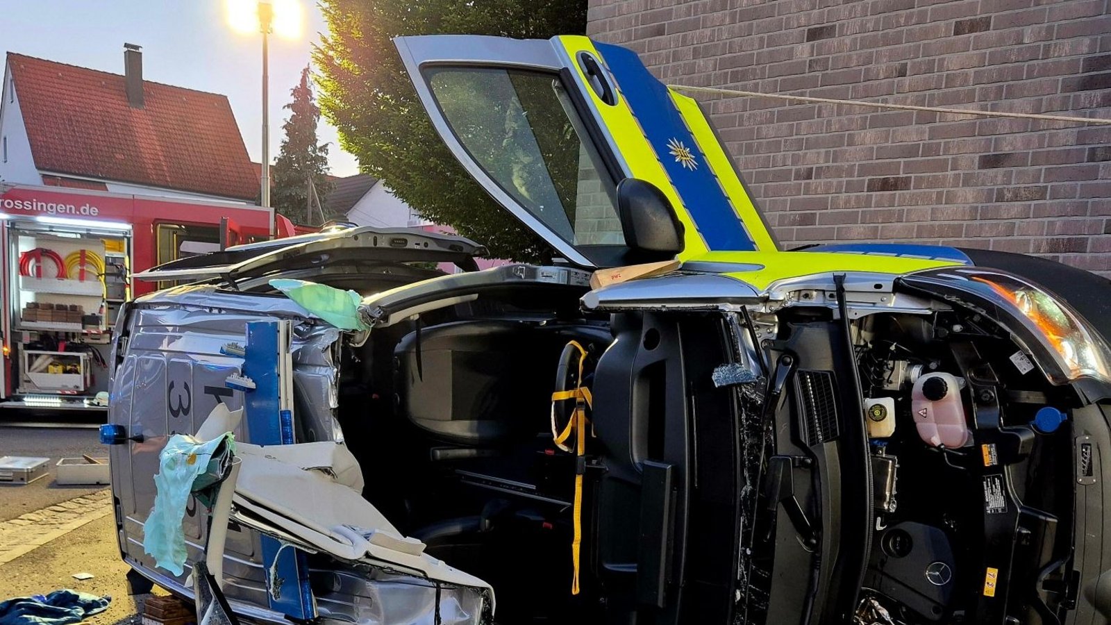 Feuerwehr und Rettungsdienst waren am frühen Mittwochmorgen am REWE in Trossingen im Einsatz.Foto: Feuerwehr Trossingen Feuerwehr und Rettungsdienst waren am frühen Mittwochmorgen am REWE in Trossingen im Einsatz.Foto: Feuerwehr Trossingen