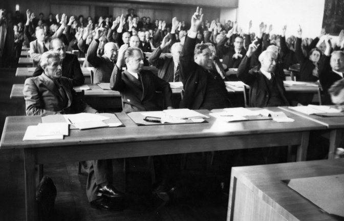 Am 8. Mai 1949 stimmte der Parlamentarische Rat dem Entwurf des Grundgesetzes zu.<span class='image-autor'>Foto: ullstein bild - dpa/dpa</span>