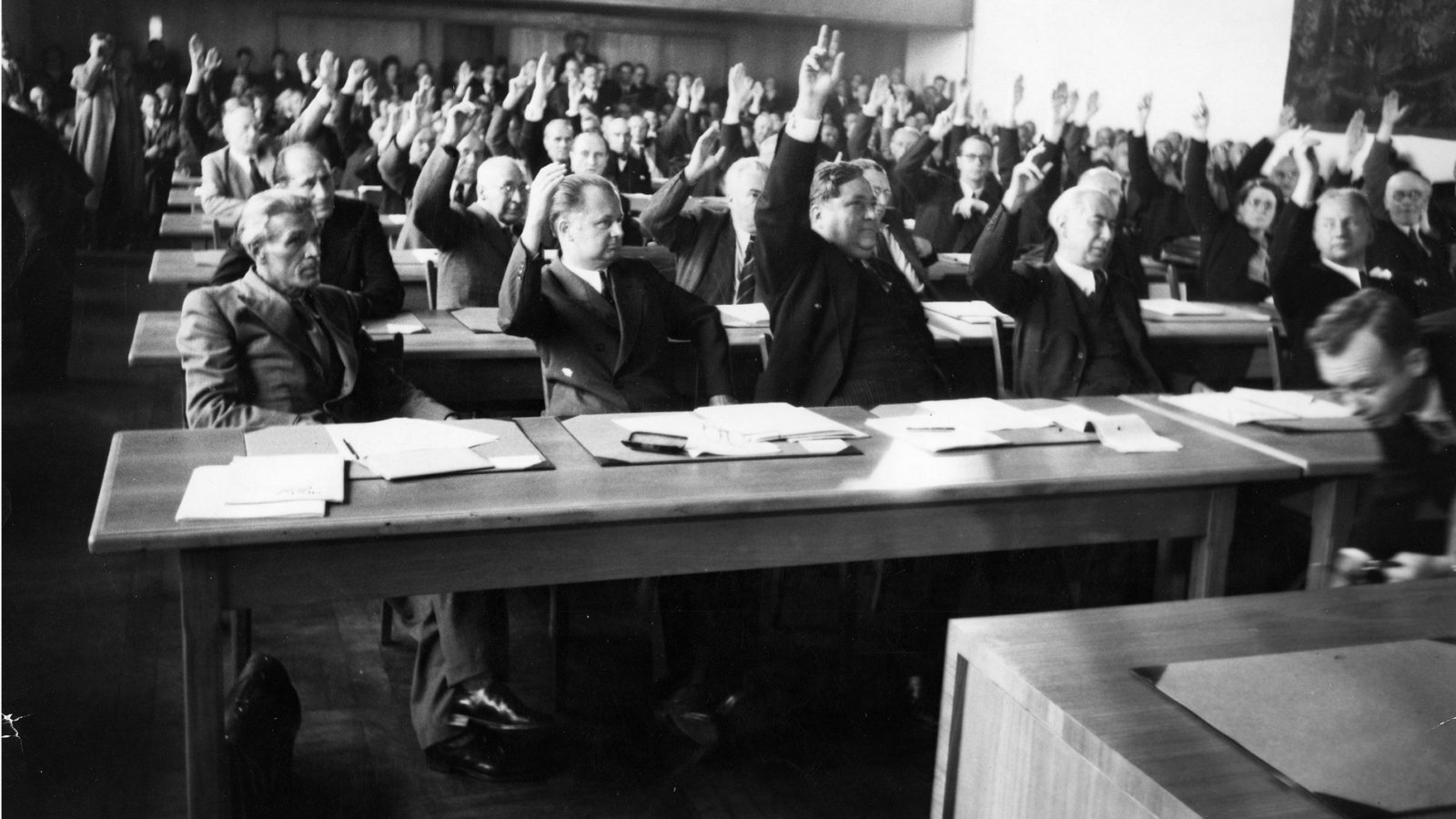 Am 8. Mai 1949 stimmte der Parlamentarische Rat dem Entwurf des Grundgesetzes zu.Foto: ullstein bild - dpa/dpa Am 8. Mai 1949 stimmte der Parlamentarische Rat dem Entwurf des Grundgesetzes zu.Foto: ullstein bild - dpa/dpa