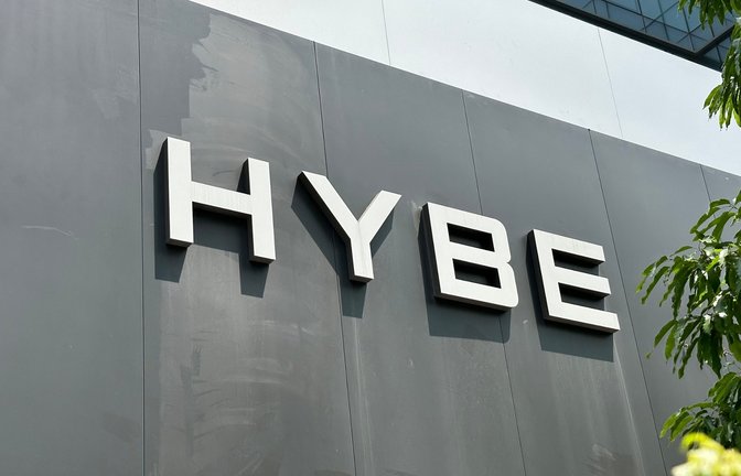 Aktuell kommt es zu Protesten vor der HYBE-Zentrale.<span class='image-autor'>Foto: yllyso/ Shutterstock</span>