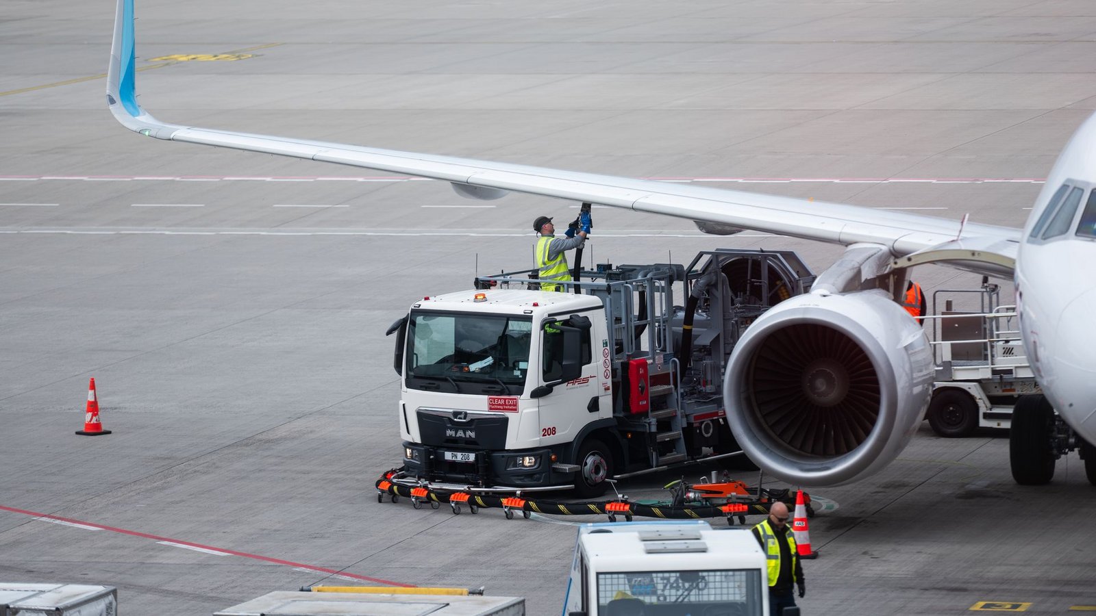 Der Flughafenverband ACI Europe warnt vor einer Kerosin-Knappheit.Foto: Christophe Gateau/dpa